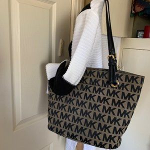 Michael Kors Signature logo purse